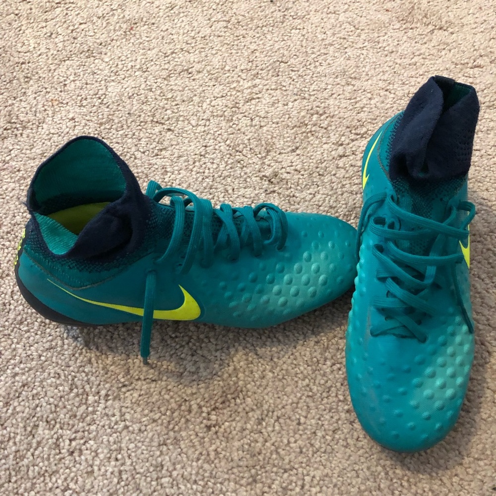 Nike soccer shoes - Picture 1 of 2